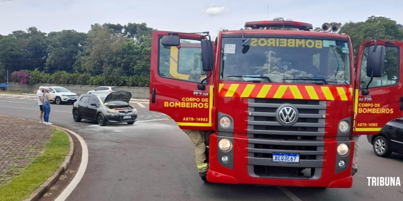 Bombeiros são acionados após incêndio a veículo defronte ao Shopping Catuaí