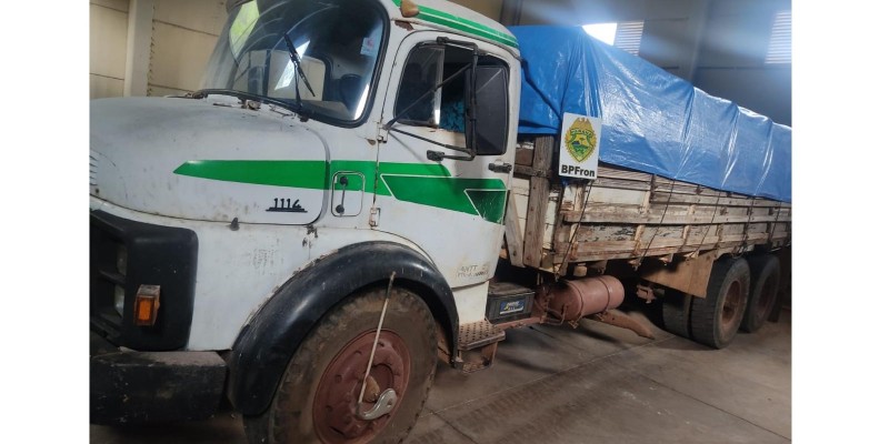 BPFRON apreende caminhão carregado com sacas de milho contrabandeados