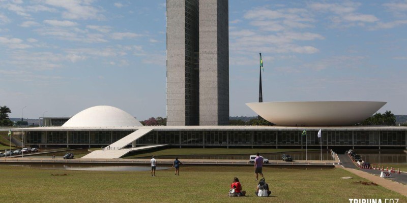 Congresso promulga reajustes para parlamentar, ministro e presidente