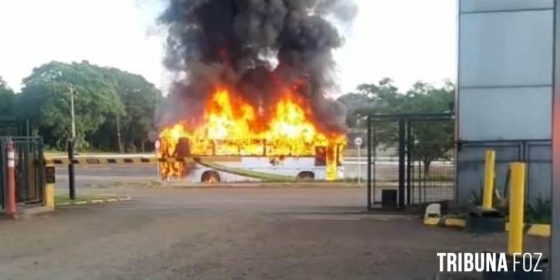 Ônibus de turismo pega fogo na paralela da BR-277