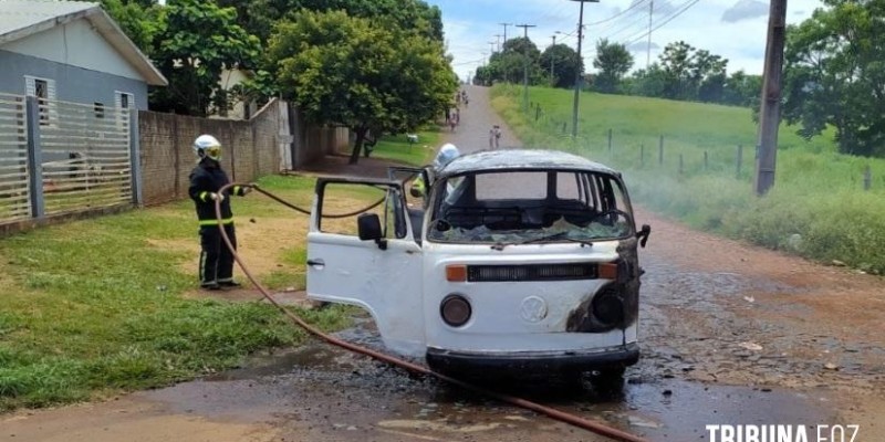 Veículo fica destruído após pegar fogo em São Miguel do Iguaçu