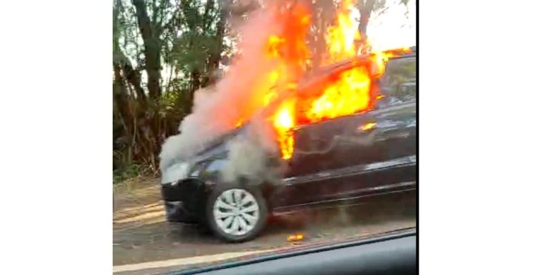 Veiculo pega fogo na PR-495 entre Missal e Medianeira