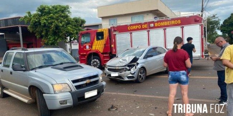 Veículos colidem no perímetro urbano da PR-317 em Santa Helena