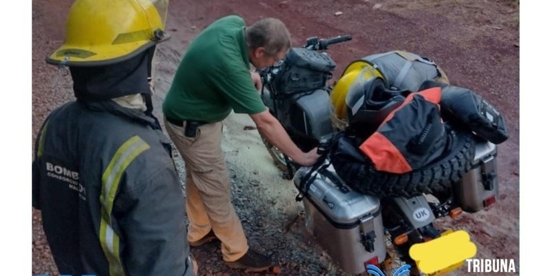 Turista americano sofre principio de incêndio em sua moto em Puerto Iguazú