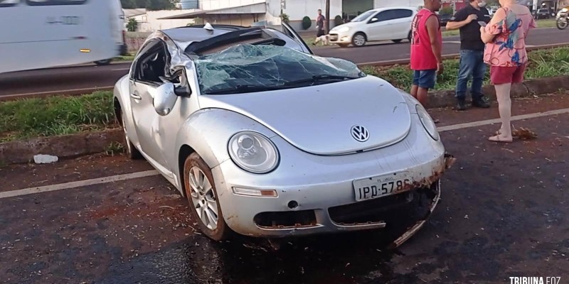 Condutor fica ferido após capotar veículo na BR-277