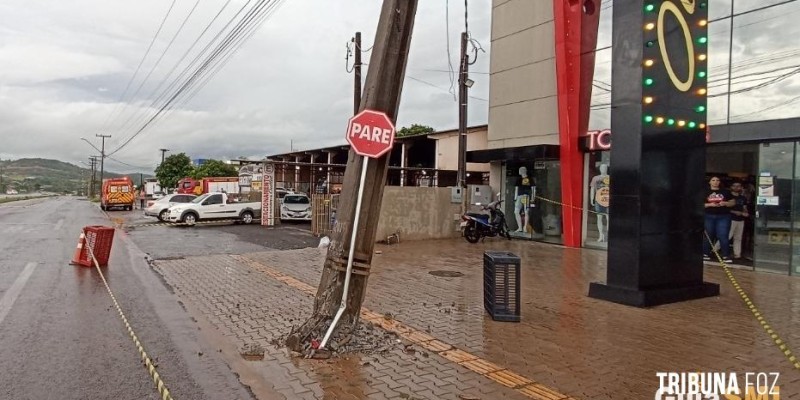 Condutor perde o controle e colidi em poste de energia em SMI