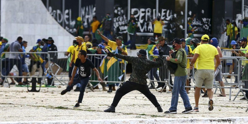 Manifestantes invadem Congresso, Planalto e STF