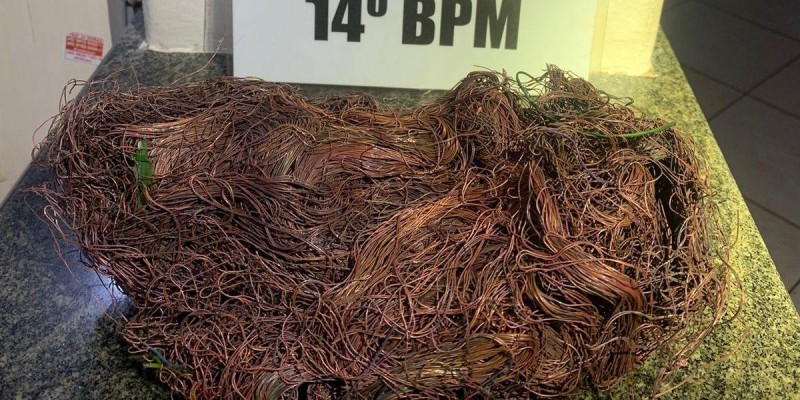 Polícia Militar apreende fios de cobre no Bairro Vila Portes