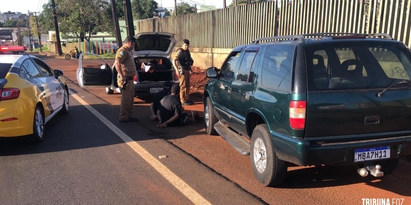 Policia Militar prende duas pessoas com veículo furtado