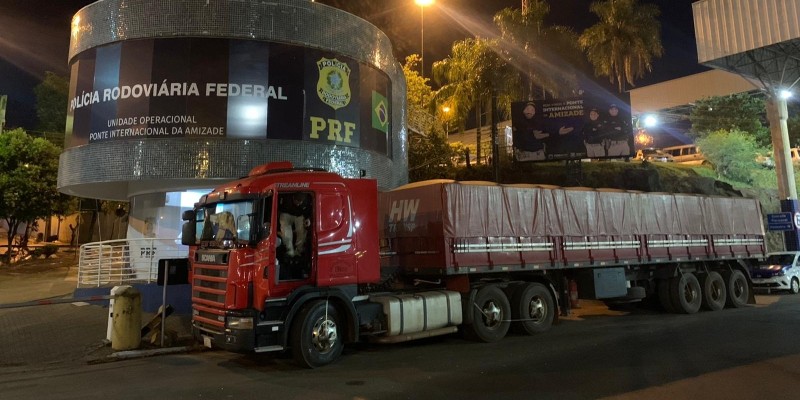 PRF prende caminhoneiro na Ponte da Amizade com 335 Kg de maconha