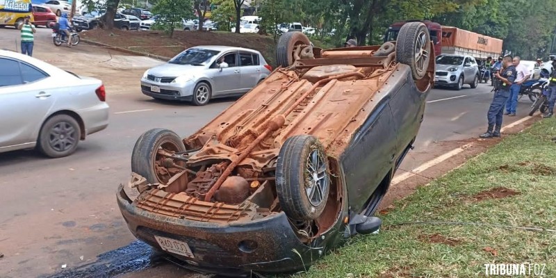 Veiculo capota após colisão em Ciudad Del Este