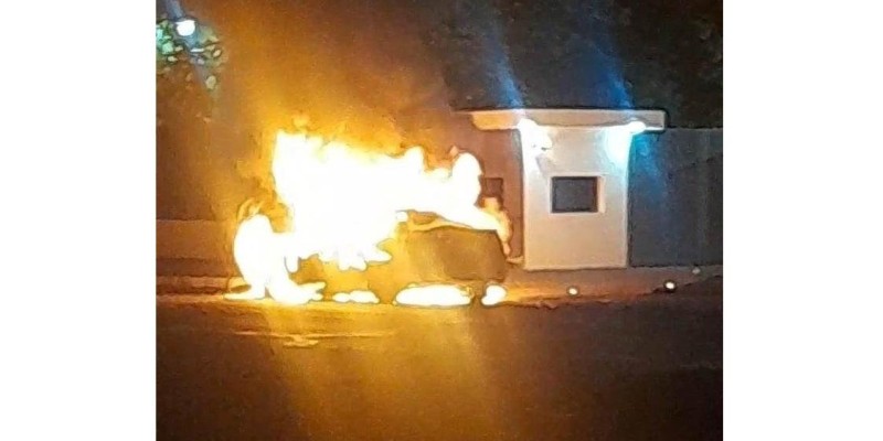 BMW 316i é consumida pelo fogo em Ciudad Del Este