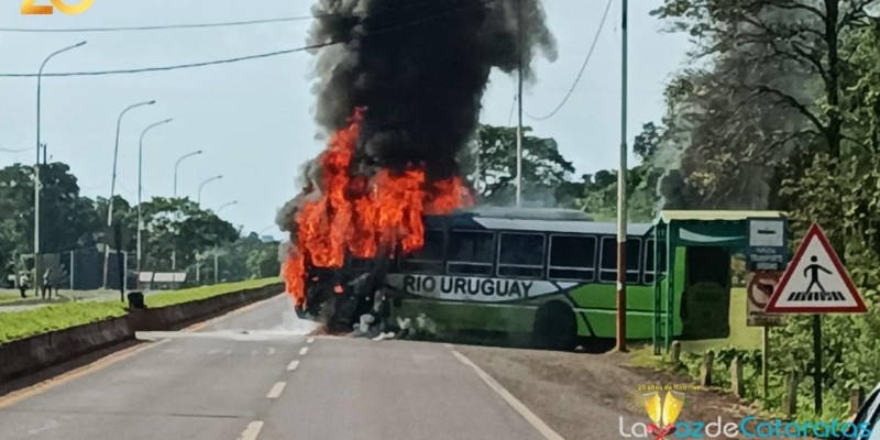 Bombeiros interveem em incêndio a ônibus em Puerto Iguazu