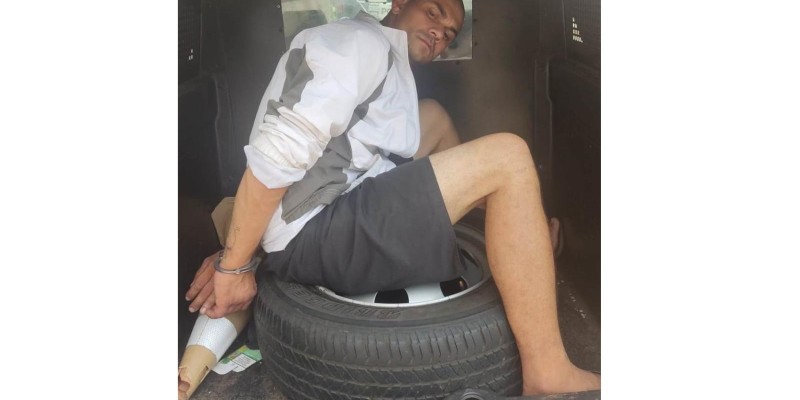 Homem é preso pela PM após furtar celular dentro da igreja