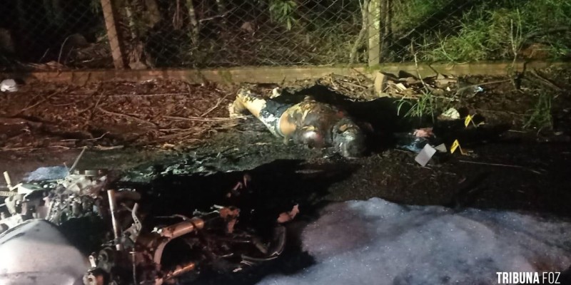 Motociclista é encontrado incinerado com 17 tiros no final da Av. República Argentina