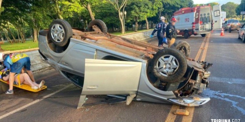 Mulher é socorrida após capotamento na PR-317 em Santa Helena