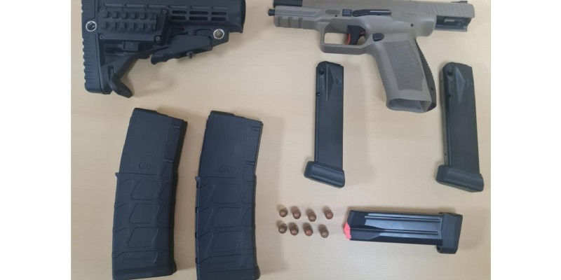 PF e PM prende mulher com arma de fogo a Vila A