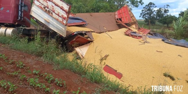 Carreta com 32 toneladas de soja tomba em Iruna, no Paraguai