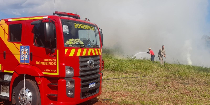 Bombeiros interveem em incêndio de campo no Jardim Copacabana