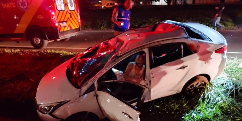 Condutor fica ferido após capotamento na BR-277