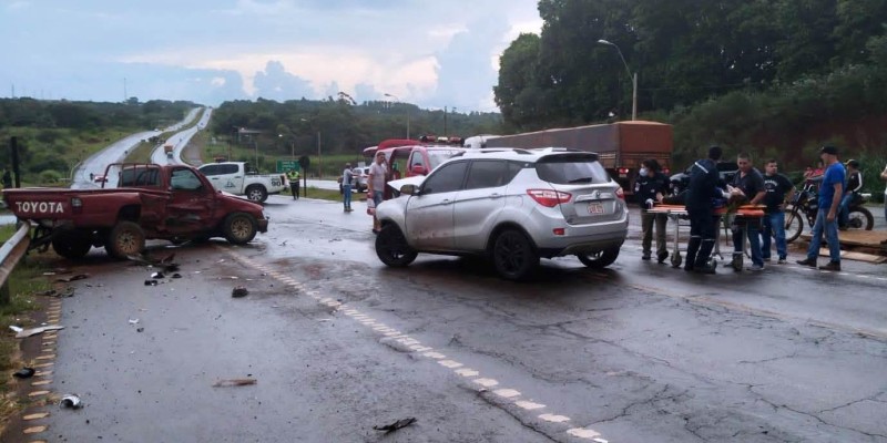 Dois veículos colidem na no Km 42 no Paraguai