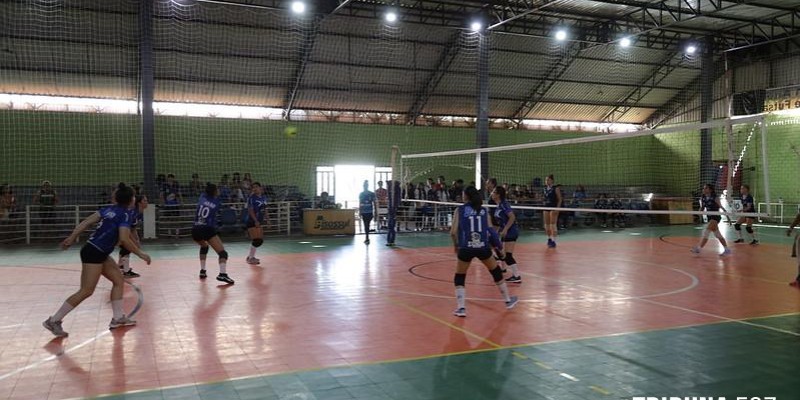 Fase municipal dos Jogos Escolares reúne quase 300 adolescentes para as disputas do voleibol em Foz do Iguaçu