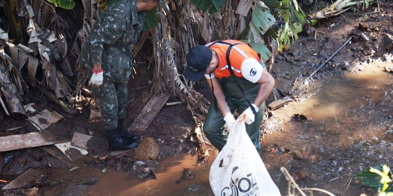 Força-tarefa da Prefeitura de Foz faz limpeza nas margens do Rio M’Boicy 