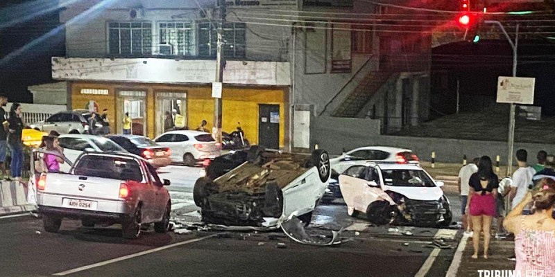 Veiculo capota após colisão na Av. das Cataratas