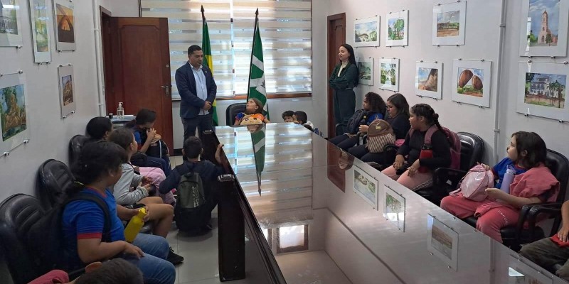 Alunos da Escola Eloi Lohmann visitam a sede da Prefeitura Municipal