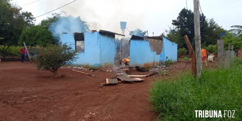Casa é consumida pelo fogo em Minga Guazú, no Paraguai