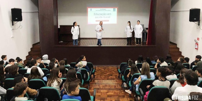 Equipes da Saúde Bucal de Foz promovem ação sobre higienização correta com alunos de colégio estadual