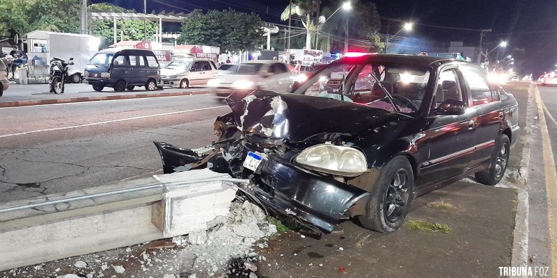 Idoso colide e derruba poste defronte a Praça da Bíblia