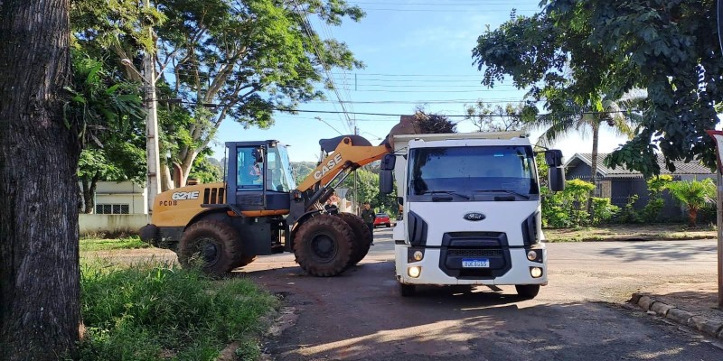 Prefeitura executa limpeza em imóvel abandonado no Campos do Iguaçu