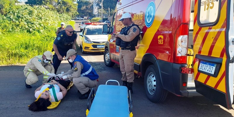 Siate socorre passageira da moto após colisão na Vila Yolanda