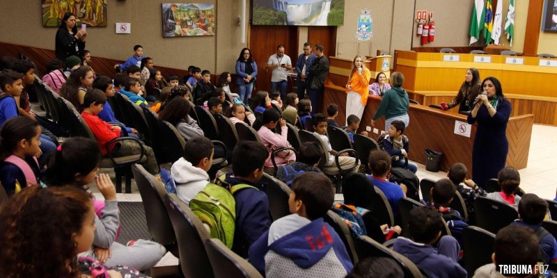 Turmas do 4° ano da Escola Eloi Lohmann realizam visita técnica na Câmara de Vereadores 