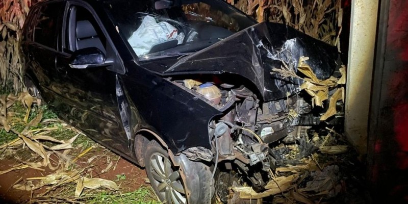 Automóvel colide com poste na PR-495 em Missal