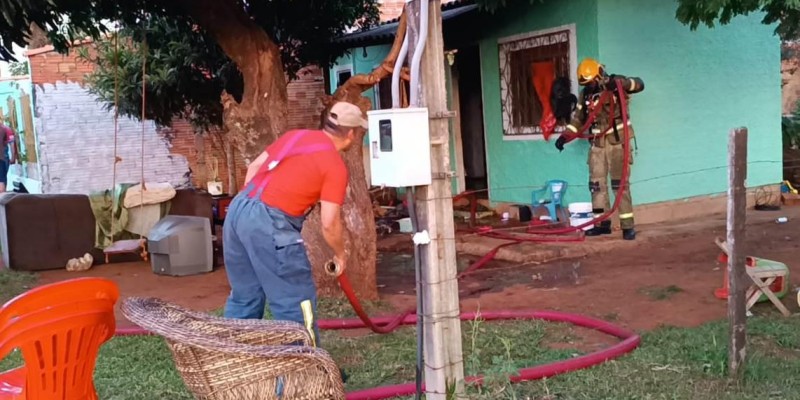 Bombeiros intervém incêndio a residência no Porto Meira