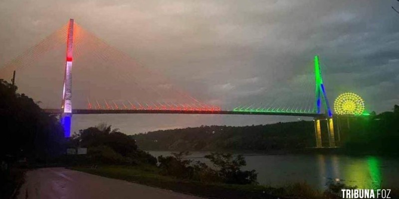 Iluminação temática da Ponte da Integração é testada