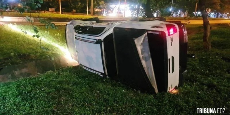 Após abalroamento lateral veículo tomba em Ciudad Del Este