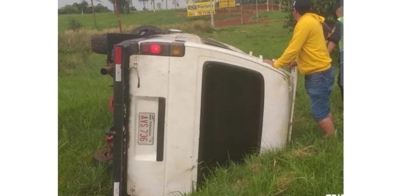 Furgão tomba com dois ocupantes em Minga Guazú