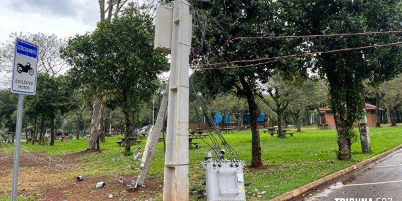 Prainha de Santa Helena: Transformador caído, rede elétrica no chão e muitas árvores são quebradas e arrancadas após temporal