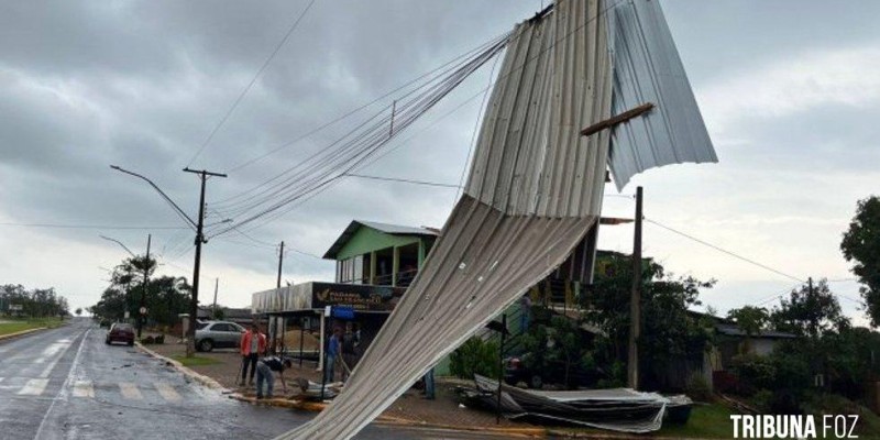 Temporal em Santa Helena: Telhados arrancados e jogados sobre a rede elétrica, postes e árvores derrubados