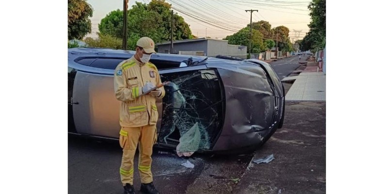 Siate socorre condutor após capotamento de veículo na Vila C