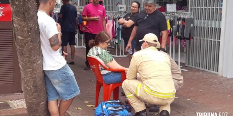 Siate socorre idosa após queda no centro de Foz do Iguaçu