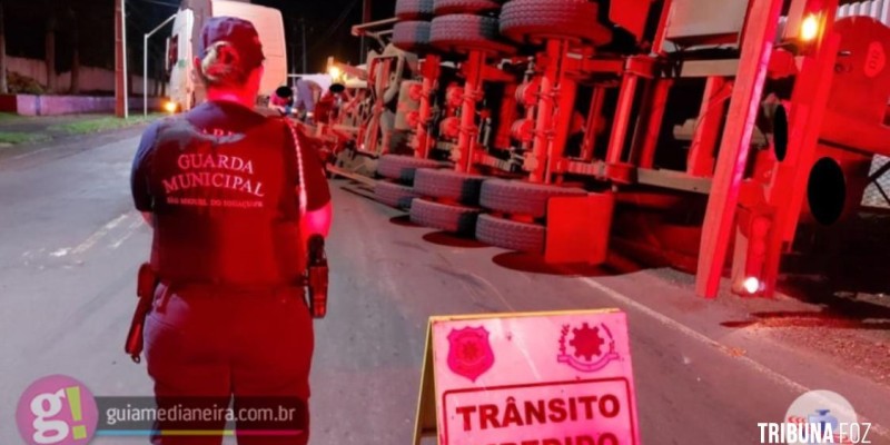 Carreta tomba no perímetro urbano de São Miguel do Iguaçu