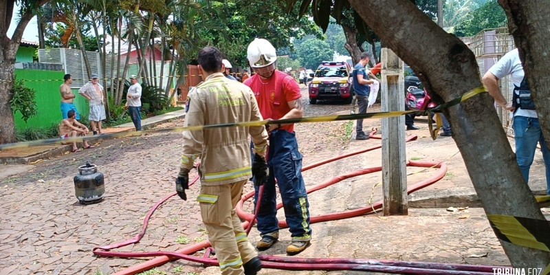 Casa é destruída pelo fogo no Jardim Vitória