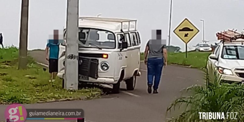 Kombi colide em poste no Bairro Florença em Medianeira