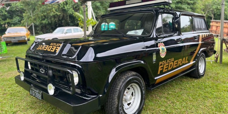 Policia Federal marca presença em exposição de carros antigos em Santa Terezinha de Itaipu