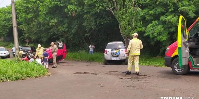 Veiculo capota após colisão na Rua Edmundo de Barros