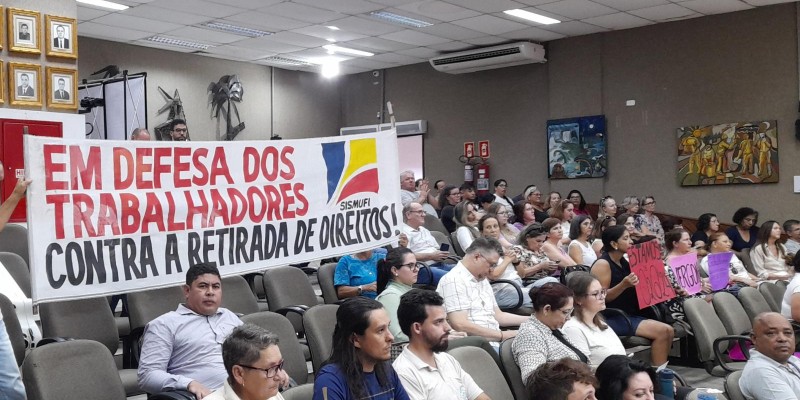 Com plenário lotado, servidores protestam contra perda de direitos dos aposentados